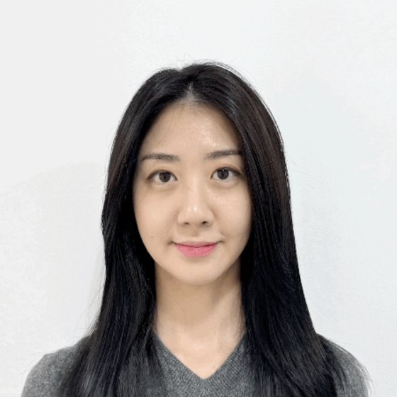 예시 1 — 평소 헤어스타일을 그대로 두고 정면에서 찍은 모습