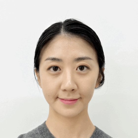 예시 2 — 머리를 묶어 이마와 얼굴선이 다 드러난 정면