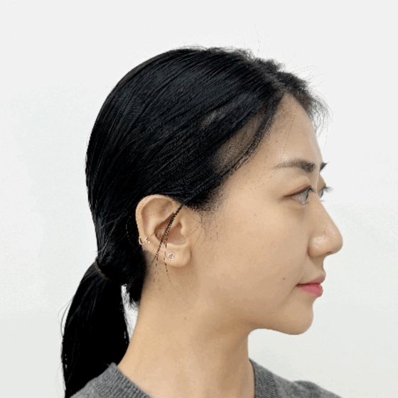 예시 4 — 머리를 묶은 상태로 오른쪽 옆모습
