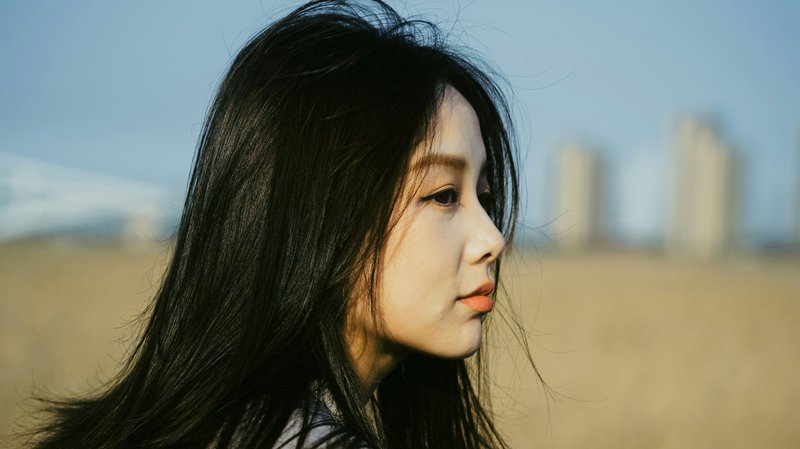바람에 머릿결을 맡긴 옆모습
